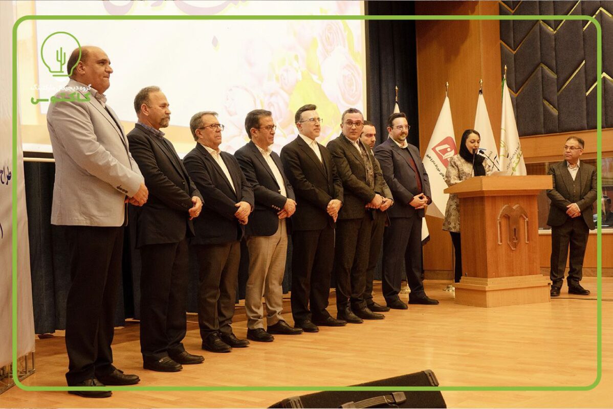 سخنرانان رویداد نوت 01 که روی سن ایستاده‌اند.