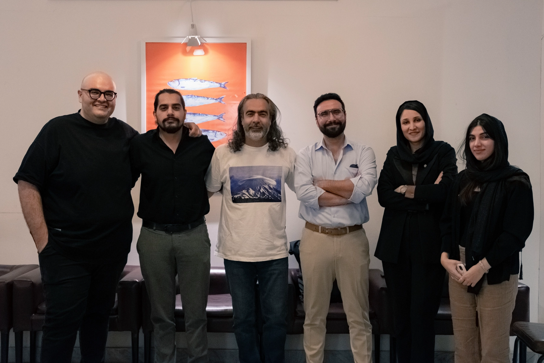 اعضا گروه کاکتوس (فرزانه زرمهری، ثمینه نیازی مقدم، میلاد عبایی، سجاد قنبری) در کنار فرید شکریه مدی اجرایی فورمایند و فرشاد سیف هم بنیان‌گذار استودیو طاس که در کنار هم ایستاده اند.